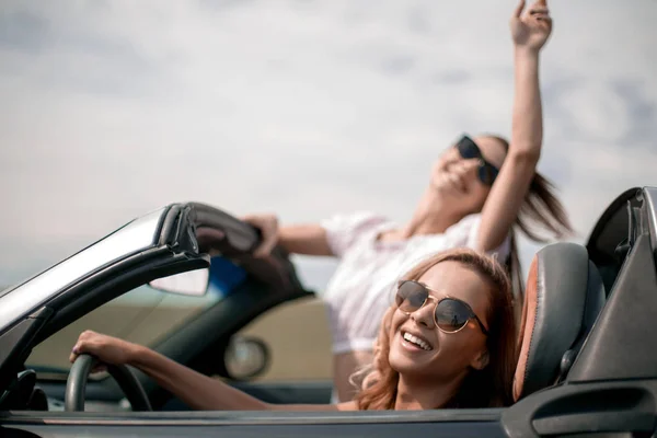 Close up.two felizes jovens mulheres em um carro conversível — Fotografia de Stock