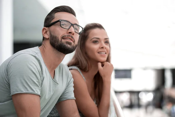 Stäng up.couple kär stående i loggian hos ett modernt hotell — Stockfoto