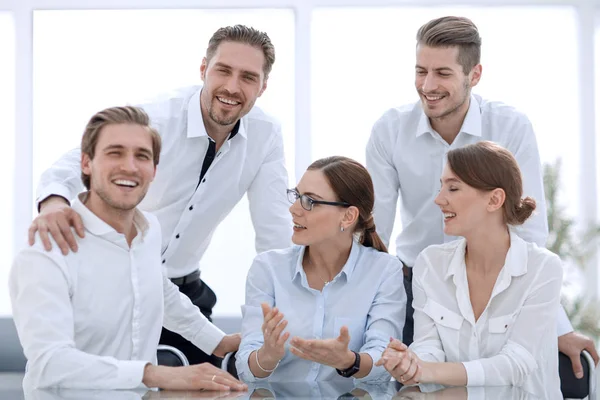 Retrato de uma equipe de negócios bem sucedida sentada na mesa — Fotografia de Stock