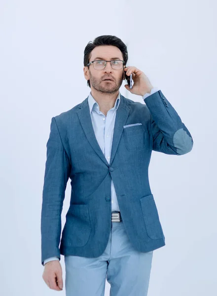 Hombre de negocios serio hablando en un teléfono inteligente — Foto de Stock