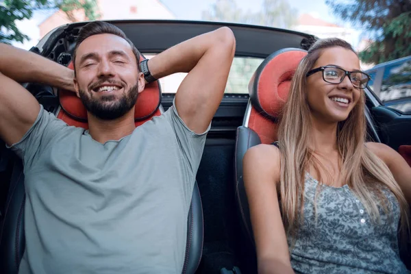 Close up.young casal desfrutando de uma viagem no carro — Fotografia de Stock