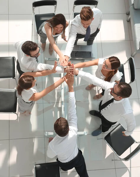 Top view.employees de la empresa mostrando su unidad — Foto de Stock