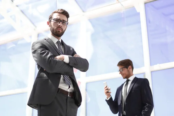 Seriöser Geschäftsmann steht im Büro — Stockfoto