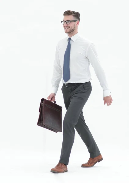 Homme d'affaires moderne avec un portefeuille va de l'avant — Photo