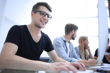 Ofiste fikirleri tartışmak grup iş adamları