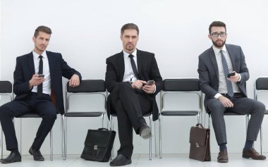 iş adamları akıllı ofis koridorda oturma grubu