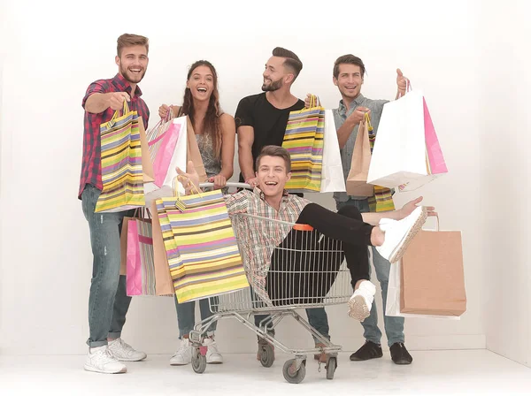 Grupo feliz de amigos com sacos de compras — Fotografia de Stock