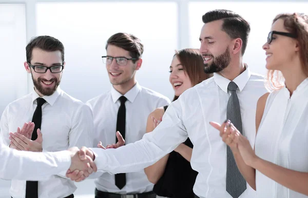 Anställda som applåderar affärspartners stående på kontoret — Stockfoto