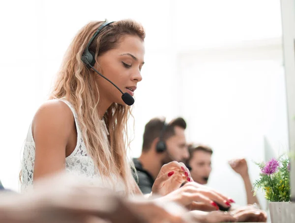 Young employee of the call center talking to the client. — Stock Photo, Image