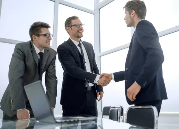 Manager und Kunde beim Händeschütteln im Bankbüro — Stockfoto