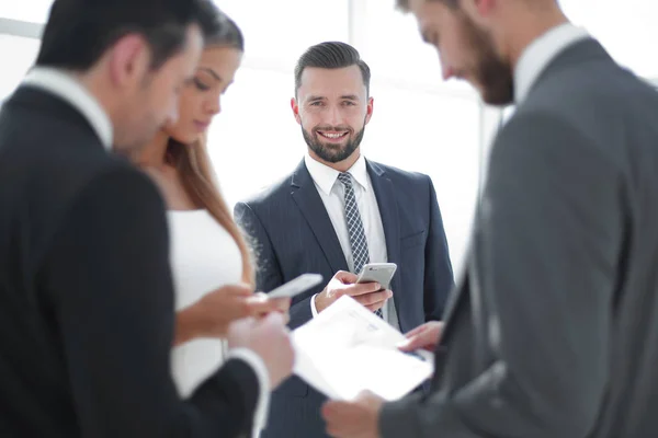 Close-up.business team controleert financiële gegevens. — Stockfoto