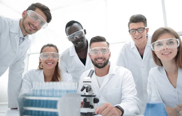 Grupo de jóvenes clínicos experimentación en laboratorio de investigación — Foto de Stock