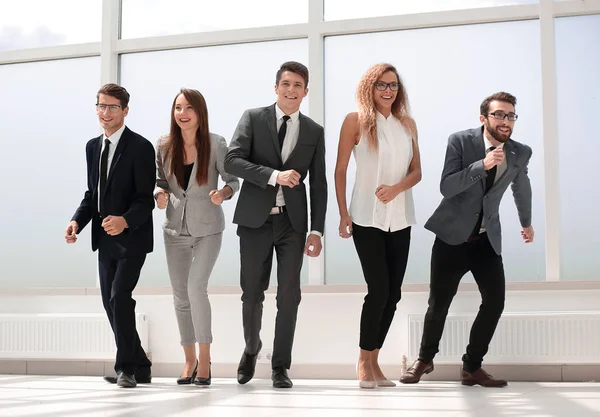 En pleno crecimiento.equipo empresarial joven caminando juntos . — Foto de Stock