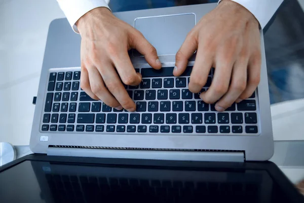 Großaufnahme männlicher Hände beim Tippen auf dem Laptop. — Stockfoto