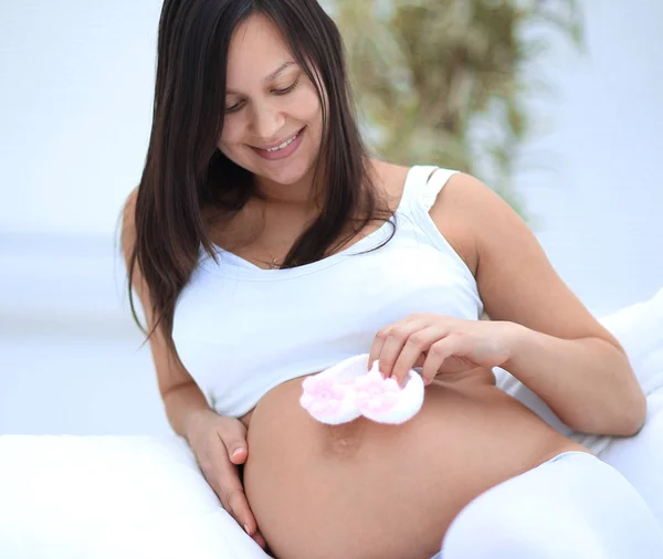 Beautiful pregnant woman sitting in the living room. — Stock Photo, Image