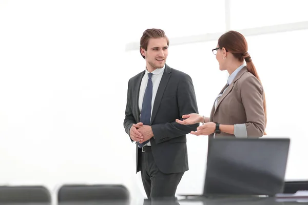 Colleghi di lavoro parlano in un ufficio moderno — Foto Stock