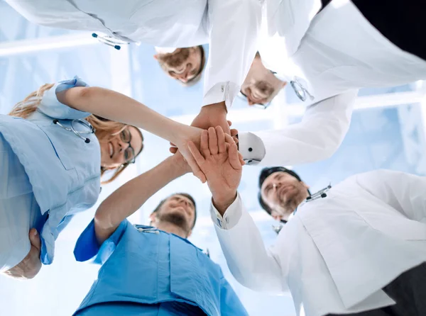 Εργαζομένων υγειονομικής περίθαλψης με επίδειξη ενότητας, κάτω όψη — Φωτογραφία Αρχείου