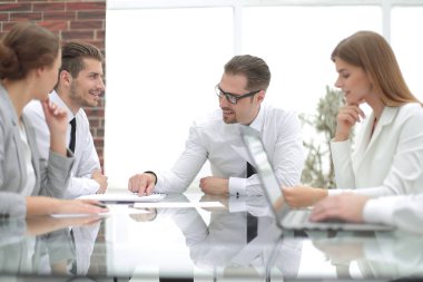 İş ekibi yeni fikirleri tartışıyor