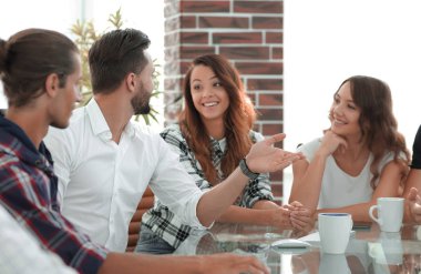 yaratıcı ekibi tartışırken, yakın çekim