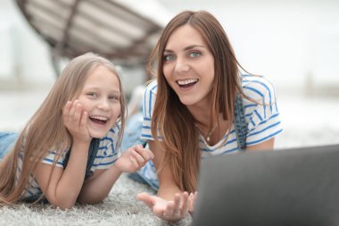 gülümseyen anne ve kızı serbest zaman geçirmek