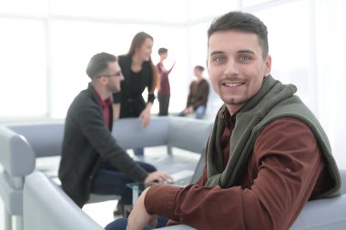 Modern adam arka planda ofis.