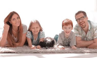 mutlu bir modern aile portresi