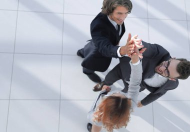 Çak bir beşlik ofiste kalan vererek iş adamları