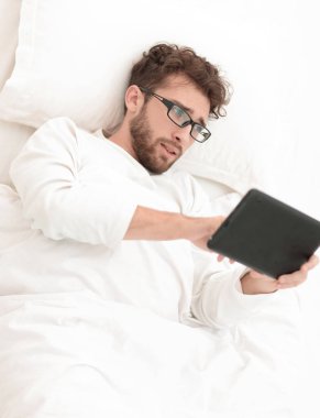 arka plan görüntüsü. adam dijital tablet üzerinde okuma.