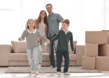 Yeni geniş bir daire içinde neşeli aile
