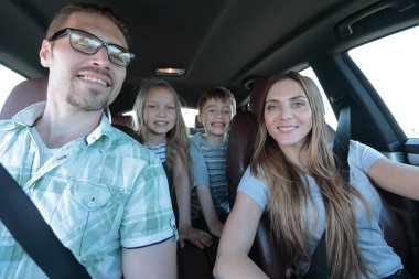 yakın çekim. Çocuklu mutlu ailesi pikniğe gitmek