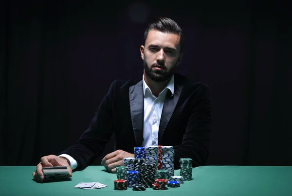 Portret van een professionele pokerspeler — Stockfoto