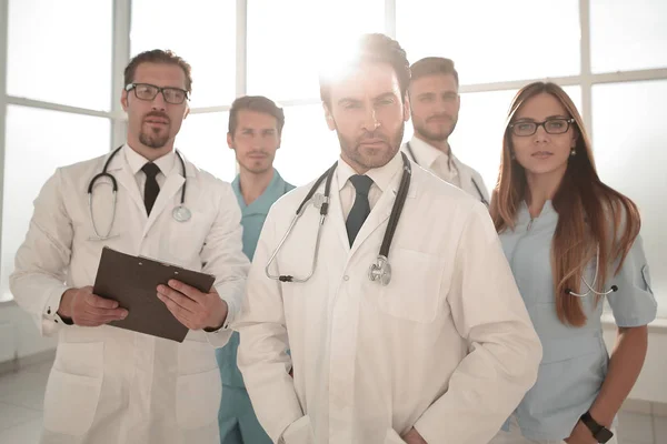 Jóvenes médicos mirando a la cámara — Foto de Stock