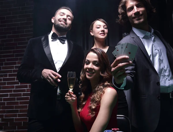 Vier Personen stoßen beim Roulette im Casino mit Champagner an — Stockfoto