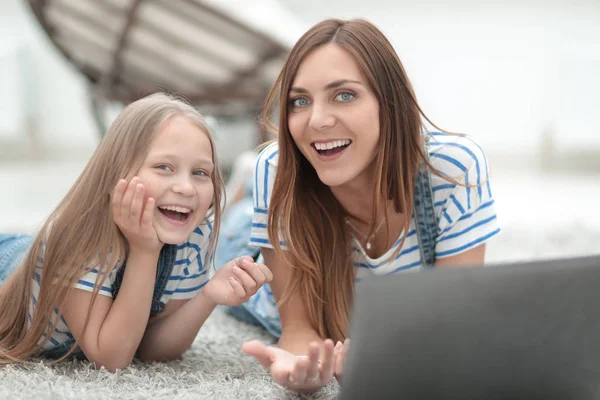 Usmívající se matka a dcera tráví svůj volný čas společně — Stock fotografie