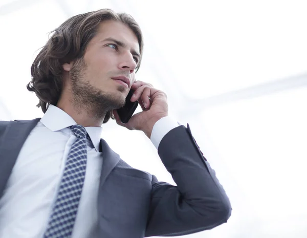 Geschäftsmann spricht auf Handy. Isoliert auf weiß. — Stockfoto