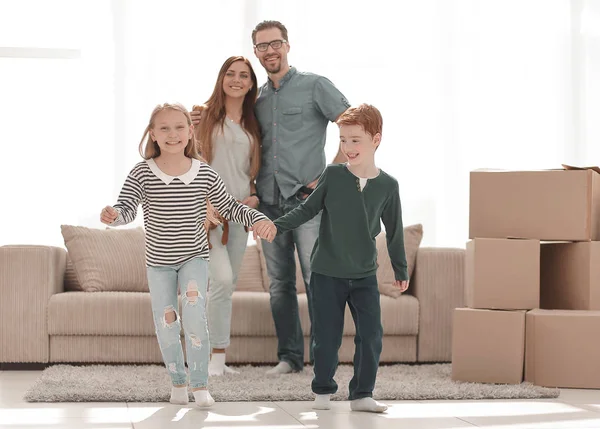 Família alegre em um novo apartamento espaçoso — Fotografia de Stock