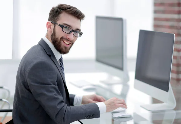 コンピューターのキーボードで入力するビジネスマン — ストック写真
