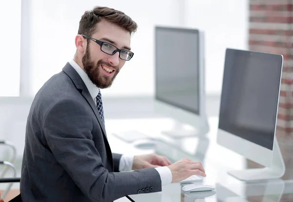 Business man typing on the computer keyboard — стоковое фото