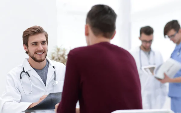 Médicos discuten con el paciente la radiografía — Foto de Stock