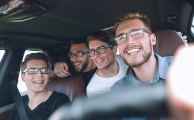 Kapat. Mutlu arkadaşlar arabada konuşuyor..