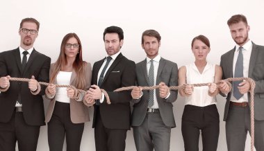 bir grup genç insan ile güçlü bir ip bağladılar