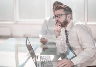 düşünceli çalışan Resepsiyon ofiste oturan