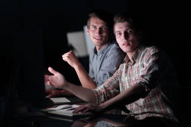 geç saate kadar çalışacak iş arkadaşları