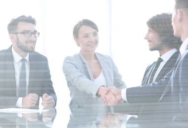glass.handshake iş adamları arkasından