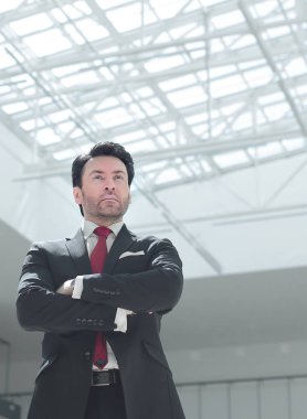 Geniş bir ofiste kendine güvenen bir iş adamı