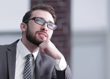 Yakışıklı iş adamı ofisindeki kanepede otururken...