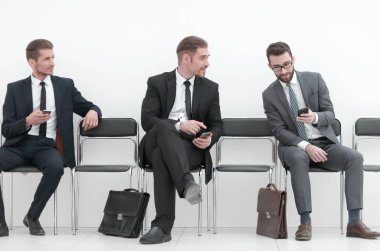 Çalışanların ofis koridorda oturan akıllı telefonlar ile