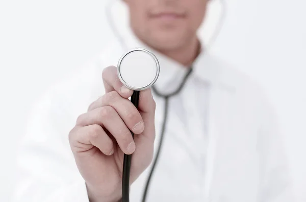 Leende läkare som visar stetoskop — Stockfoto