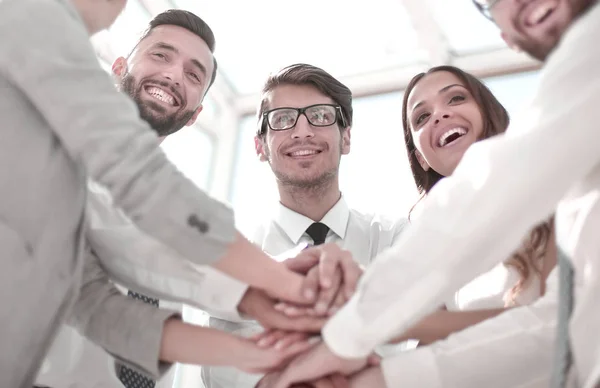 De cerca. el equipo de negocios puso sus manos juntas — Foto de Stock