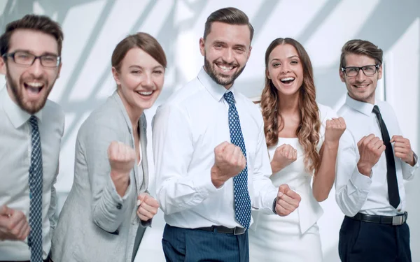 Sluit up.happy business team staande in kantoor — Stockfoto